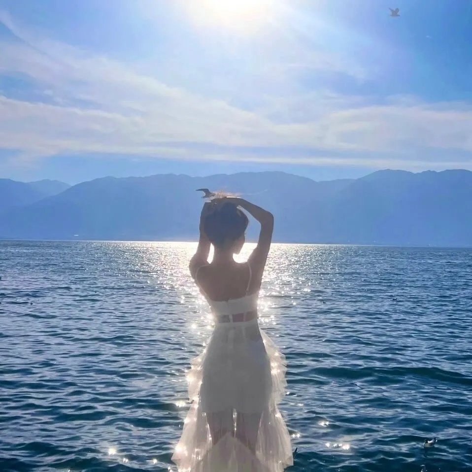 与一位女士合影